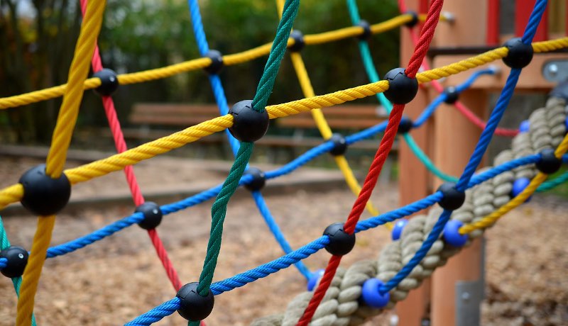 klimrek met gekleurde touwen